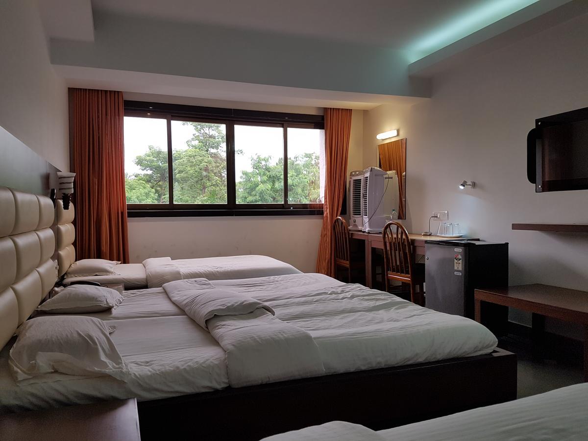 Bisu Hotel & Resorts Khed  Extérieur photo