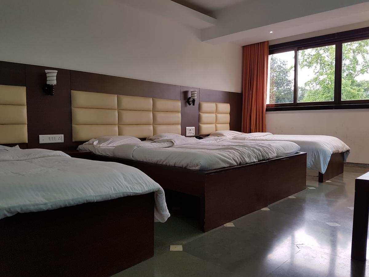 Bisu Hotel & Resorts Khed  Extérieur photo